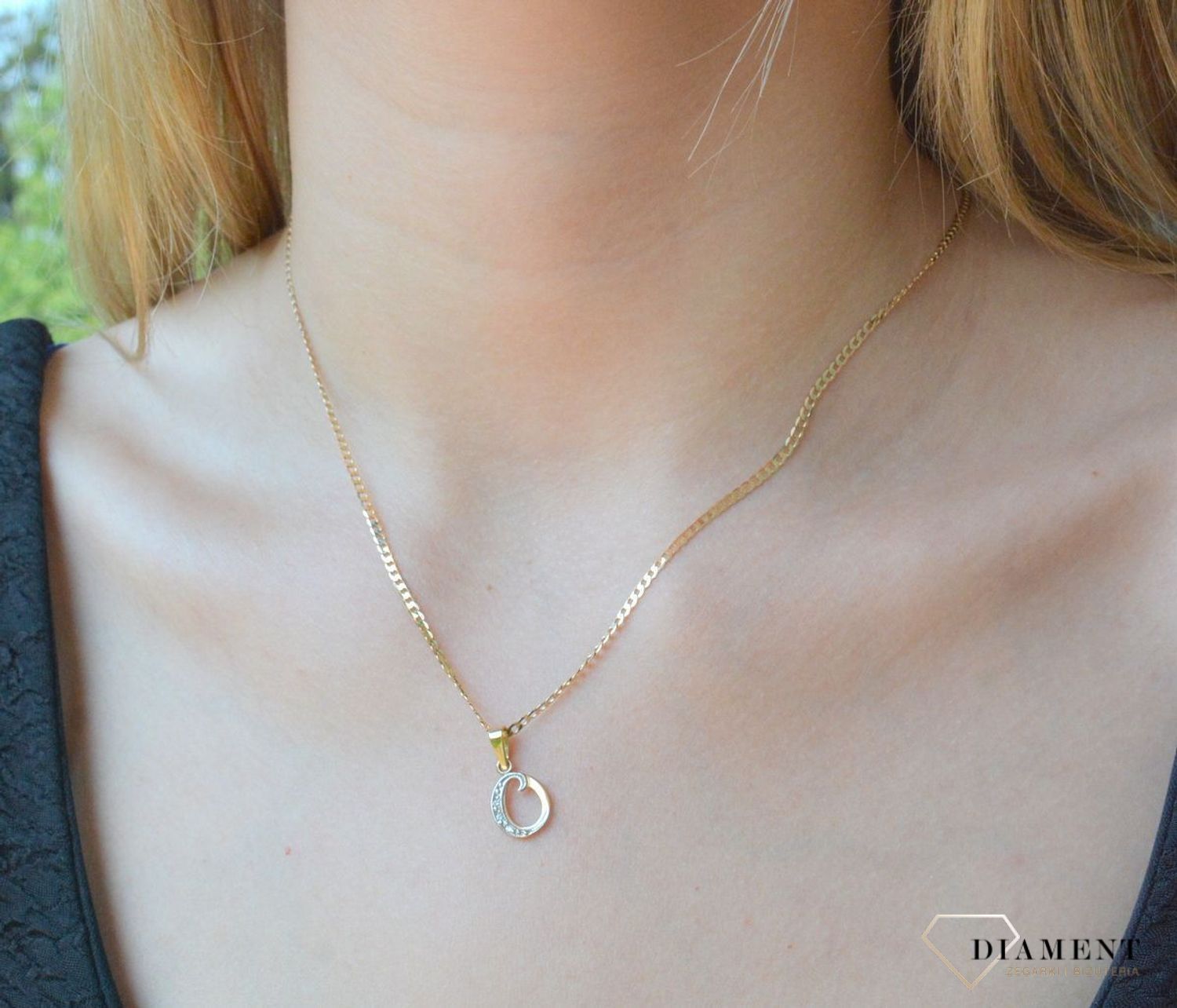 Złota zawieszka 585 literka O ozdobiona cyrkonią Z-98 O. Złoty wisiorek próby 585. Wisiorek literka z cyrkoniami. Zawieszka złota do łańcuszka literka N. Literka zawieszka idealny pomysł na prezent..jpg